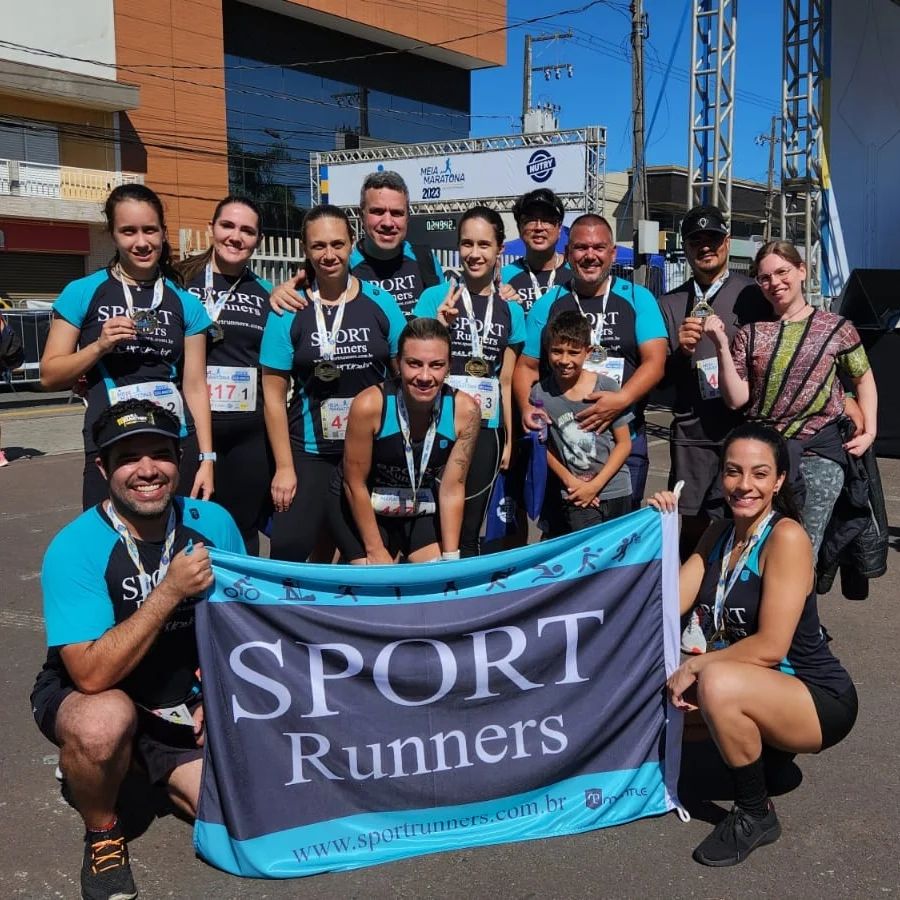 Equipe marcando presença na meia maratona de São j